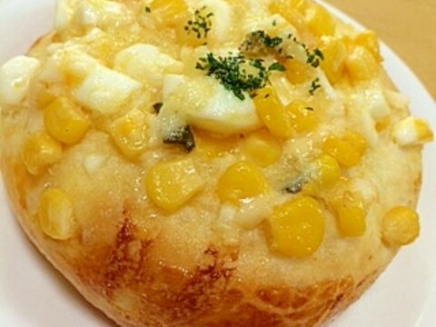 惣菜パンに◎卵マヨコーン